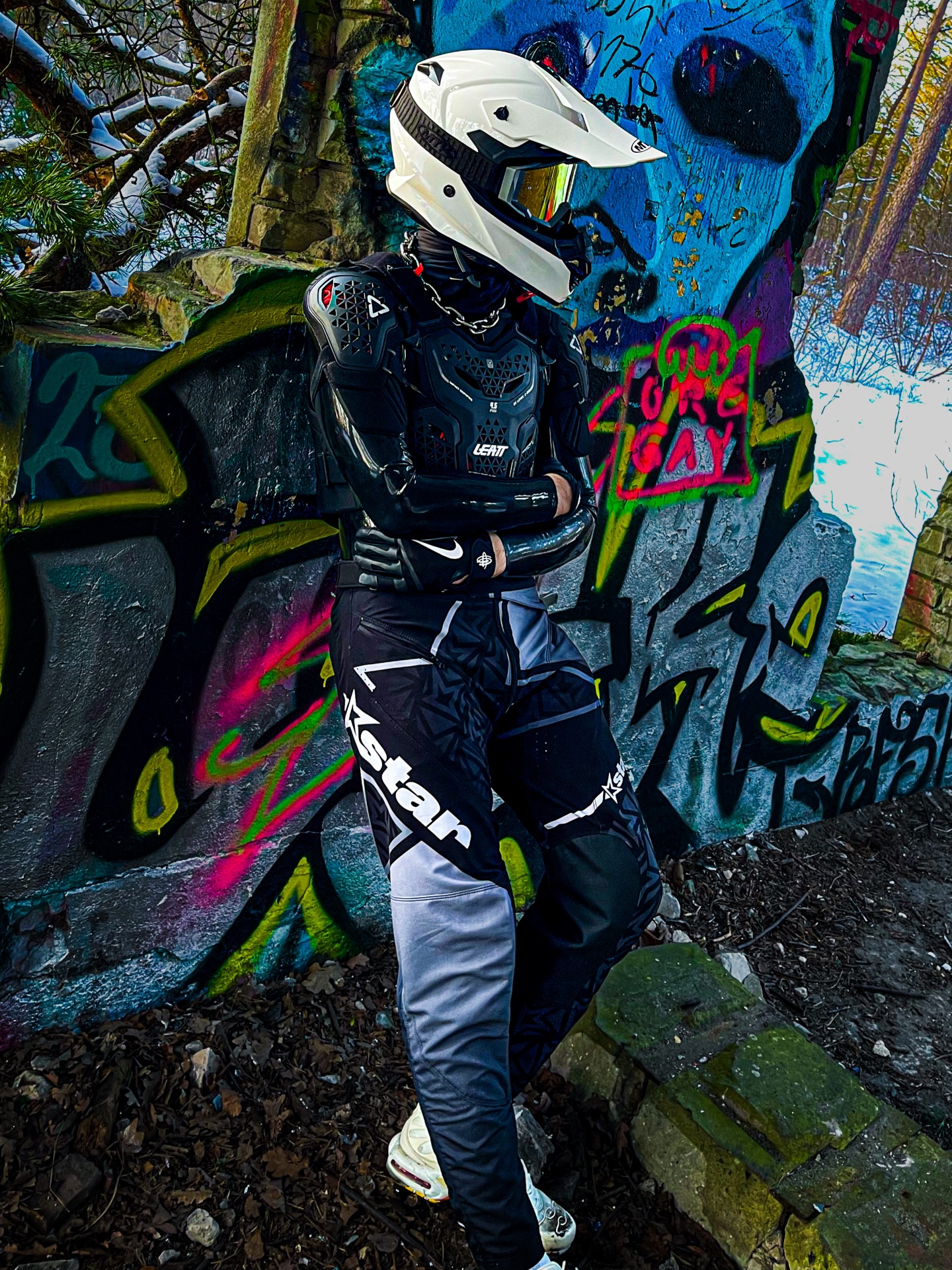 Didn’t match the scenery.
Stayed anyway.🤍

📸: @gearonixx 
🎨: me